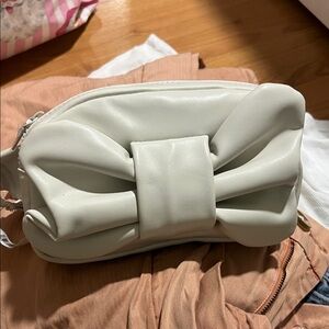 Elegant Cream Bow Clutch